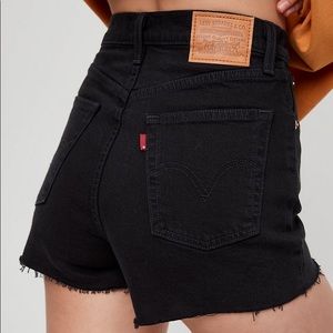Levi’s Ribcage Shorts in Black